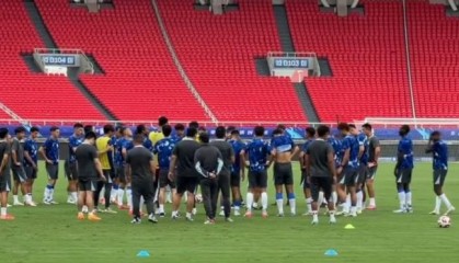 记者：吴曦、谢鹏飞未参加合练，明天对阵三镇出场可能性不大